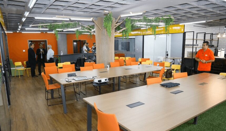 Espaço de coworking na Mango: mesa de trabalho compartilhada