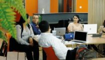 Na imagem, funcionários conversam na Mango Tree, o melhor coworking de São Paulo