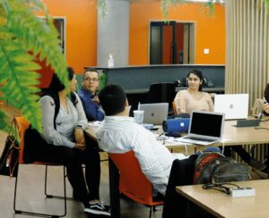Na imagem, funcionários conversam na Mango Tree, o melhor coworking do Centro de São Paulo