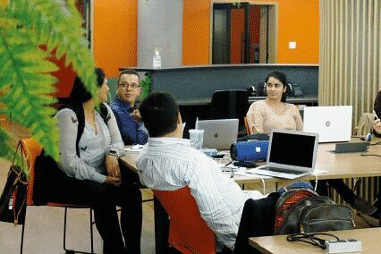 Na imagem, funcionários conversam na Mango Tree, o melhor coworking de São Paulo