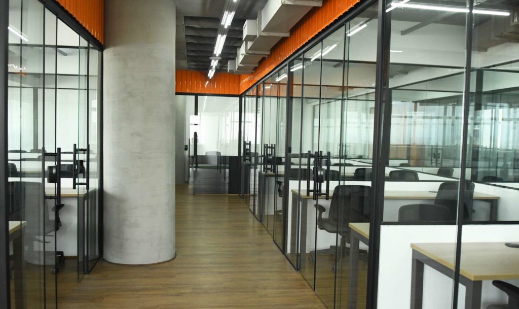 A imagem mostra a estrutura de um coworking moderno