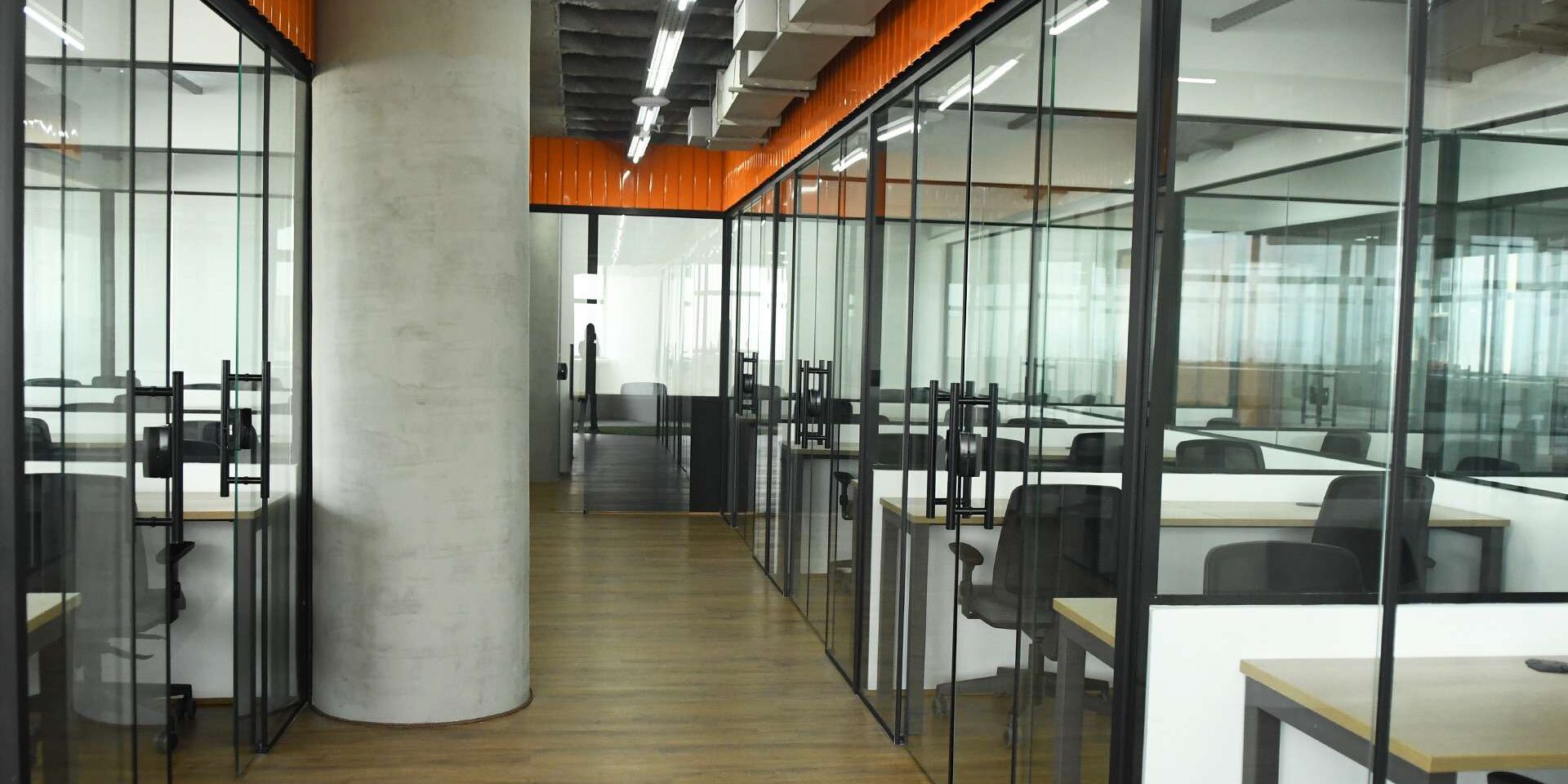 A imagem mostra a estrutura de um coworking moderno