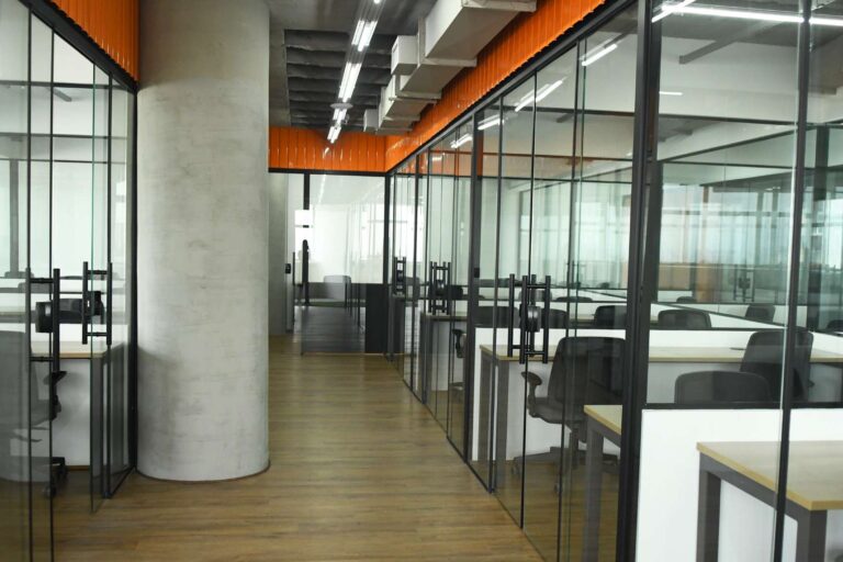 A imagem mostra a estrutura de um coworking moderno