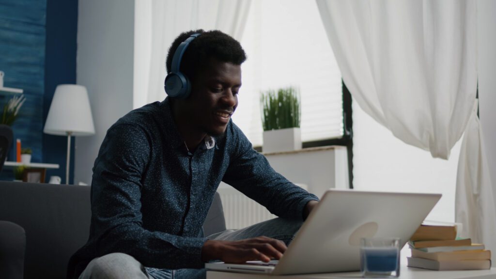 Homem ouvindo música enquanto trabalha