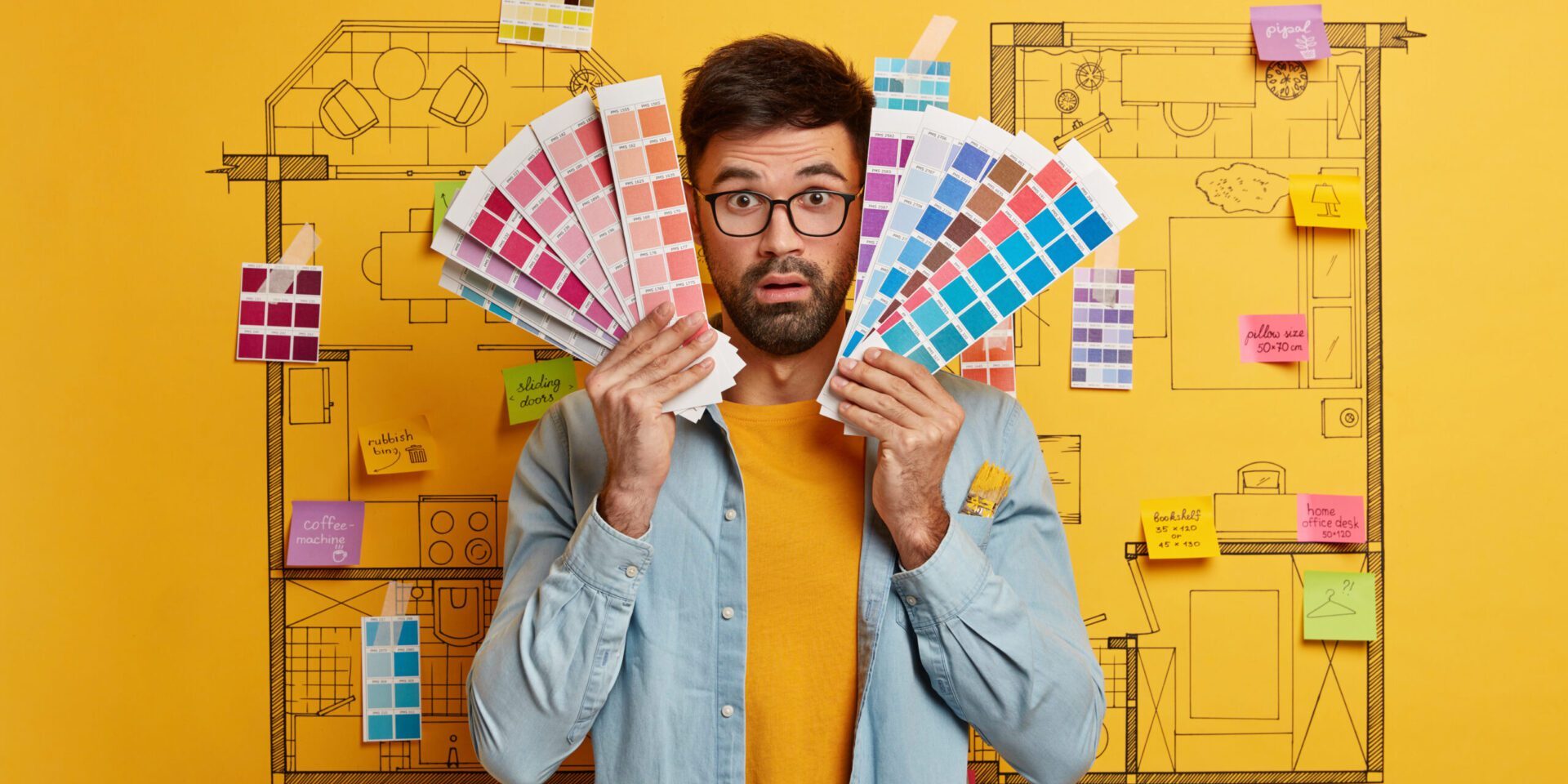 Homem com paleta de cores na mão