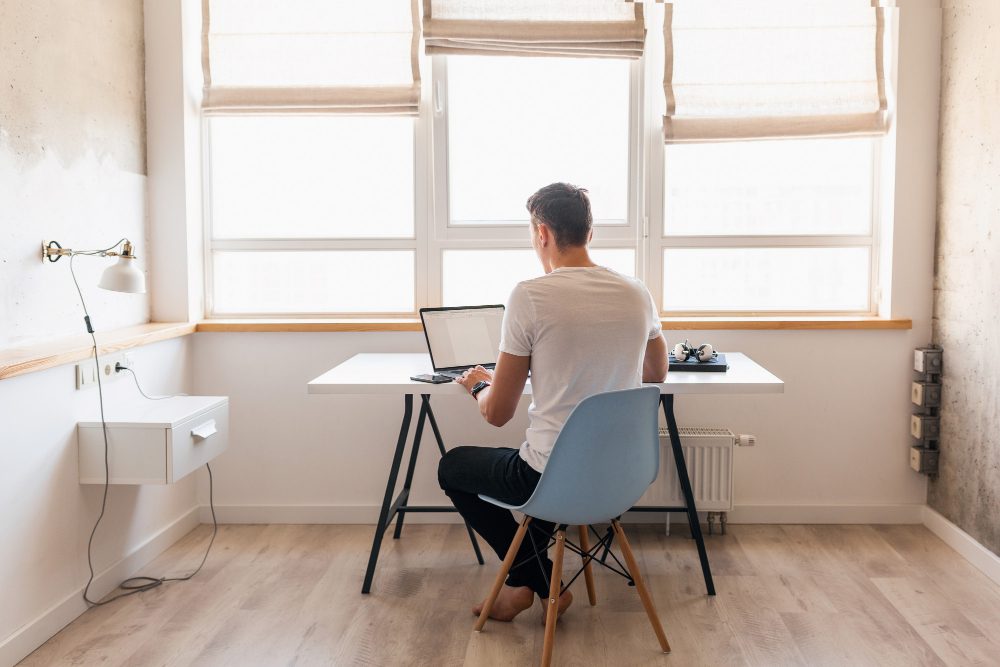 Homem trabalha sozinho em home office