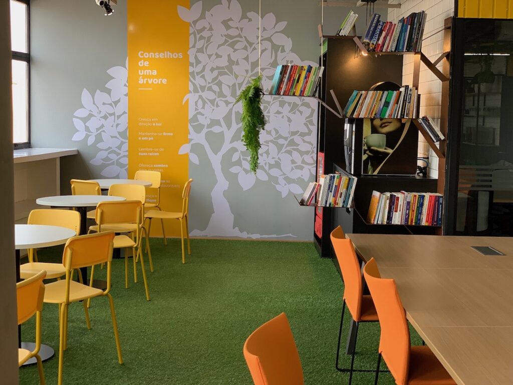 Espaço de convivência da Mango Tree, um coworking no Centro de São Paulo.