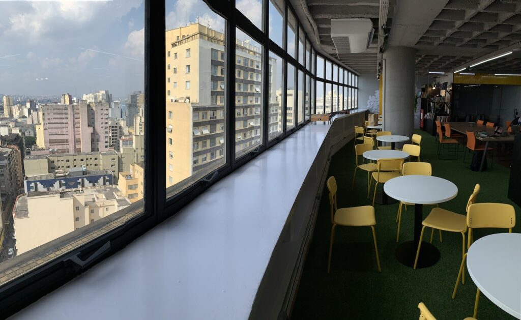 Espaço de convivência do coworking Mango Tree, no Centro de São Paulo.