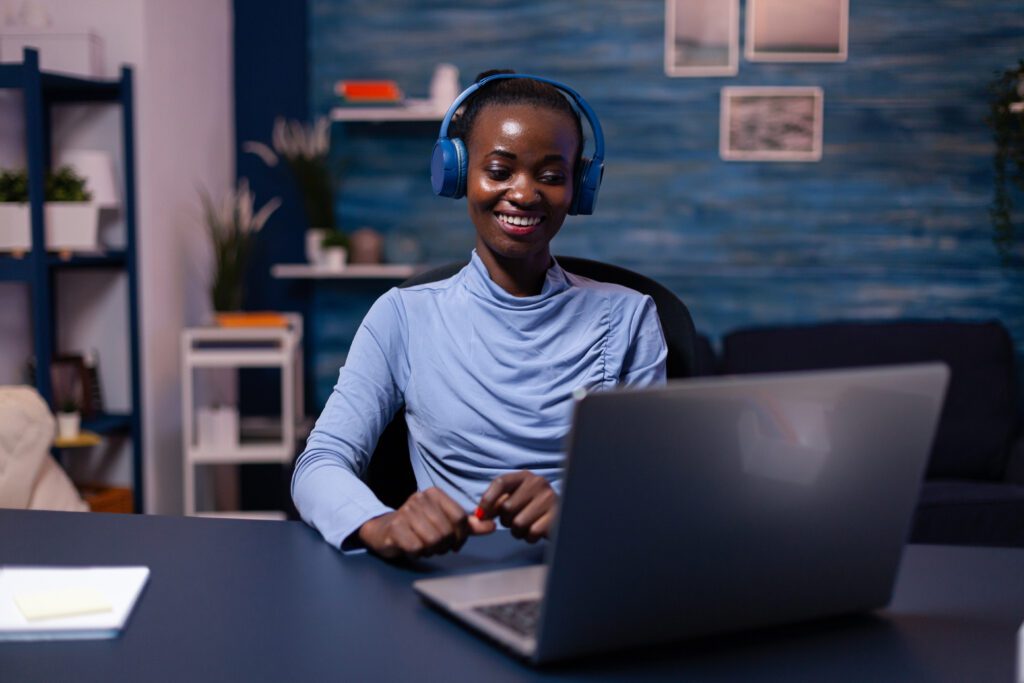 Mulher em um ambiente de trabalho colaborativo