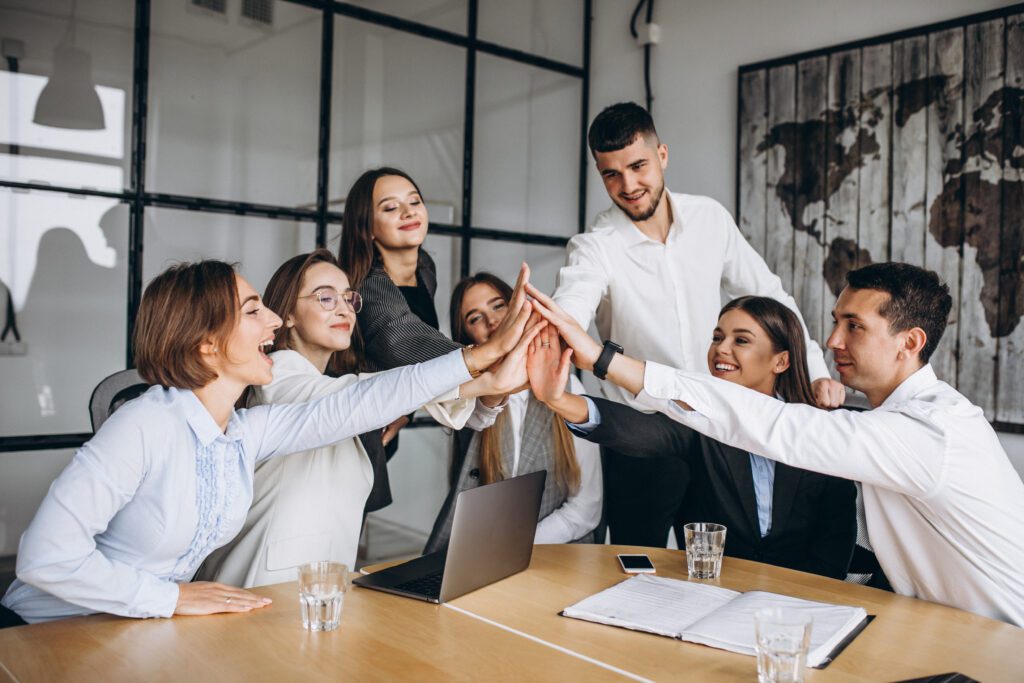 Equipe em um ambiente de trabalho colaborativo