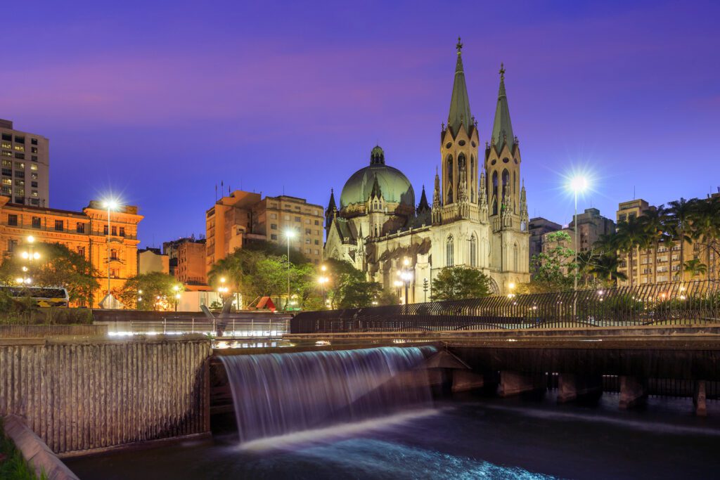 Queda d'água no centro de São Paulo